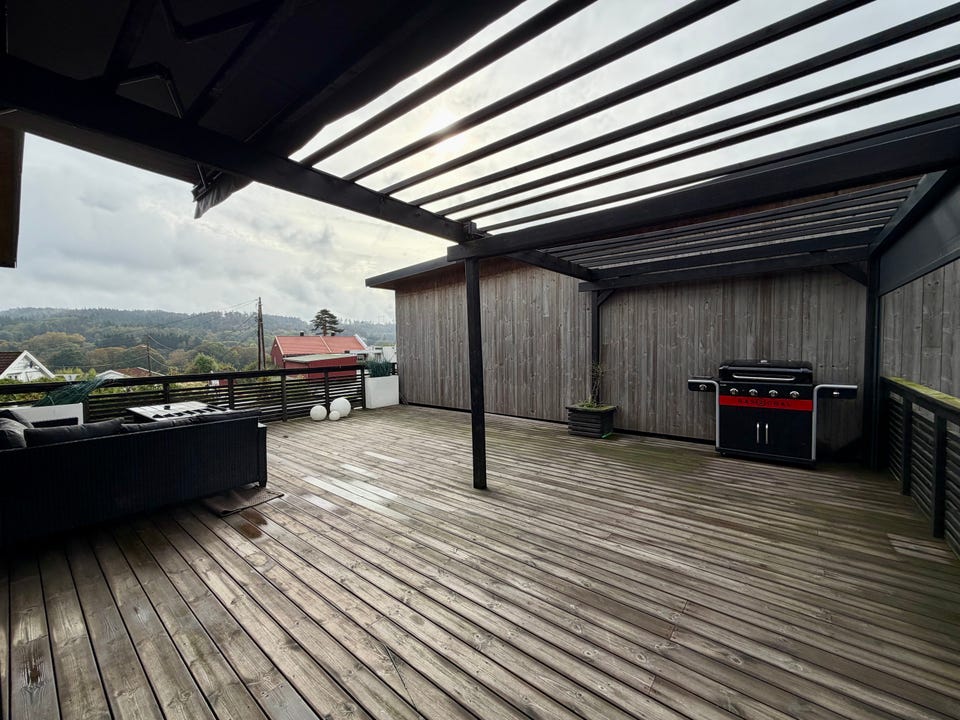 Stor terrasse med både utemøbler og gassgrill som leietaker kan disponere.