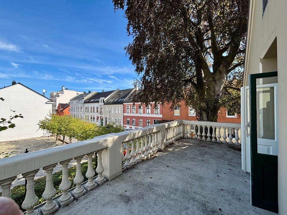 Romslig veranda på ca. 14 m² med fin utsikt over Kvadraturen.
