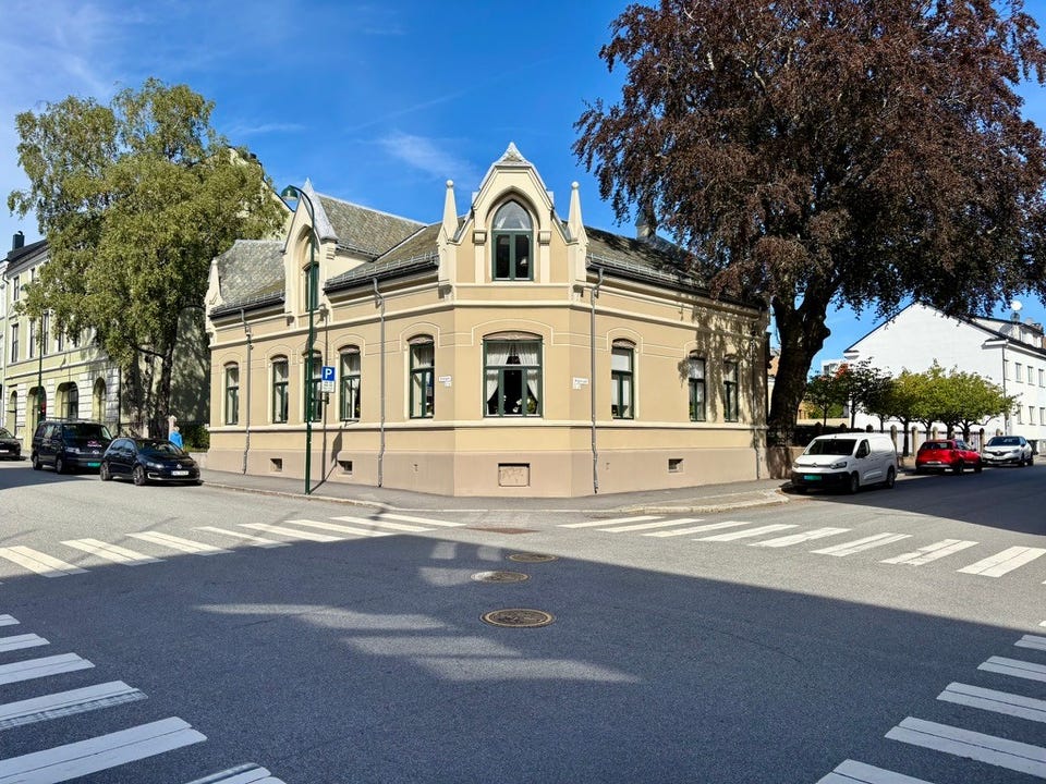 Velkommen til Kirkegata 4! Utleiemegler Sør har gleden av å presentere en romslig og særpreget leilighet på ca. 120 m² i en klassisk bygård midt i Kvadraturen.