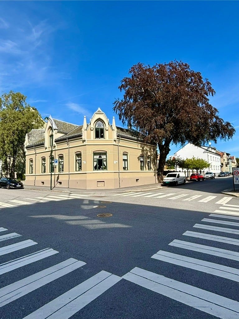 Klassisk bygård sentralt i Kvadraturen, med kort gangavstand til butikker, serveringssteder og kollektivtilbud.