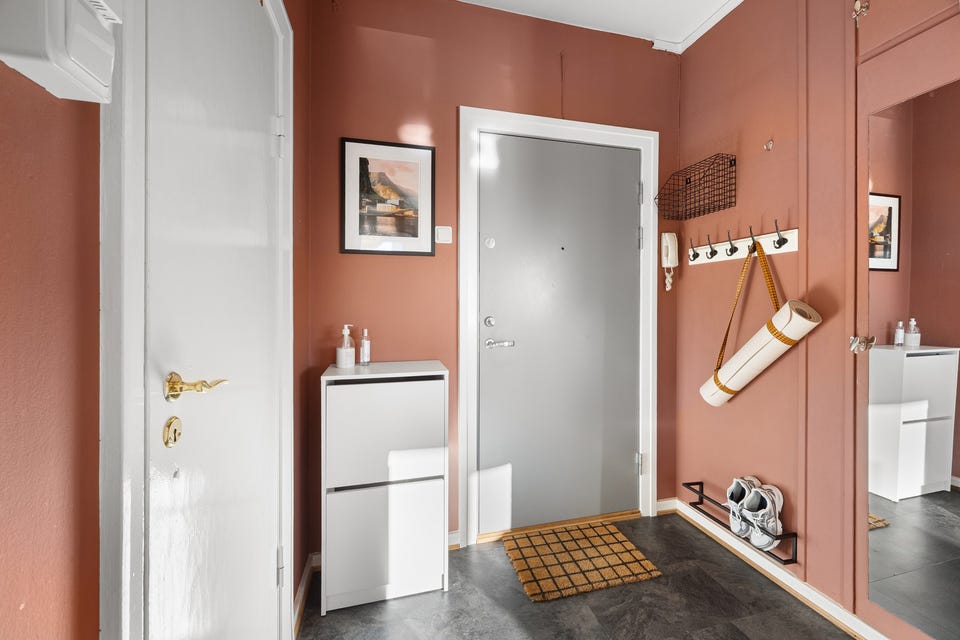 Det er godt med lagringsplass i gangen. I tillegg disponerer leiligheten stor bod på loft (etasjen over) og bod ved byggets inngangsparti.