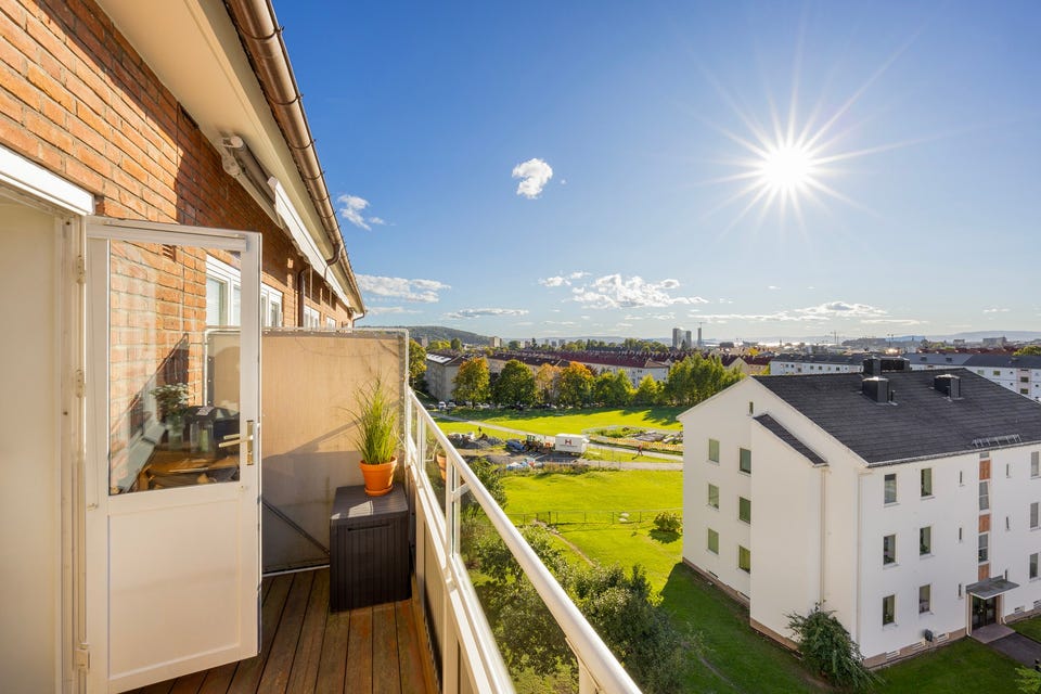 Lys og luftig 2-roms toppleilighet med solrik balkong og nydelig utsikt | Sentralt og tilbaketrukket rett ved parken