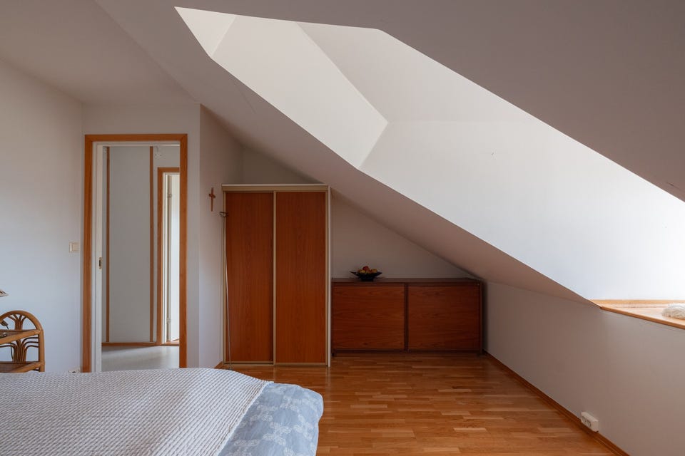 En praktisk skyvedørsgarderobe medfølger leiligheten.
