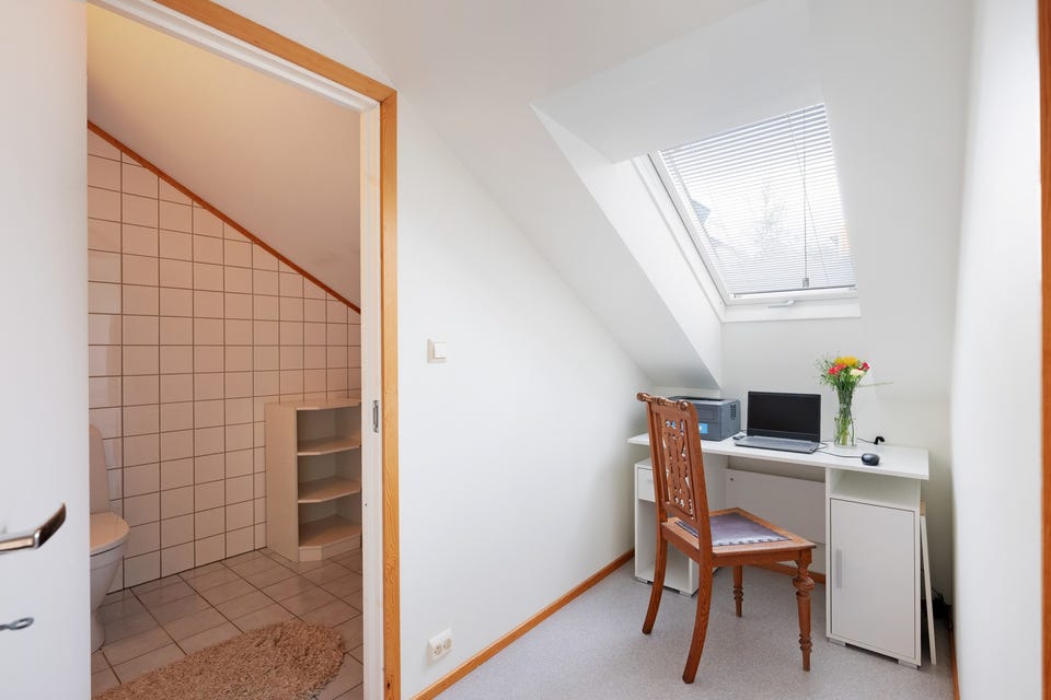 I loftetasjen er det etablert en praktisk kontorløsning.