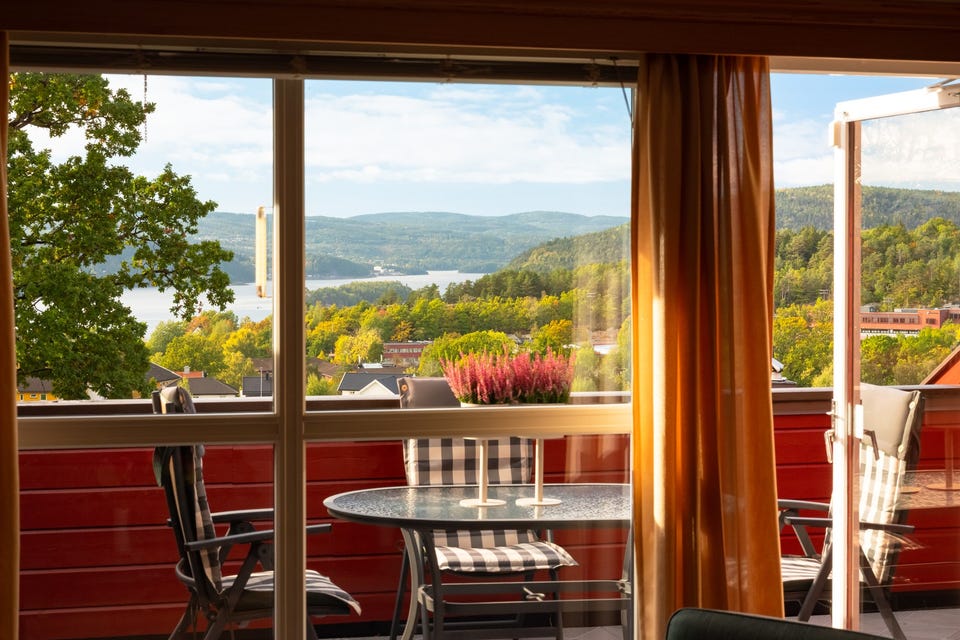 Gjennomgående leilighet over 2 plan m/2 sov & 1,5 bad | Vestvendt terrasse på 23 m² | Fjordutsikt | Heis og garasjeplass