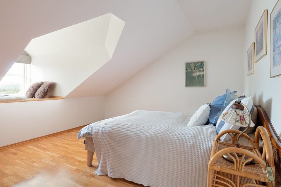 Hovedsoverommet er romslig og innbydende, med god plass til dobbeltseng, nattbord og øvrig møblement.
