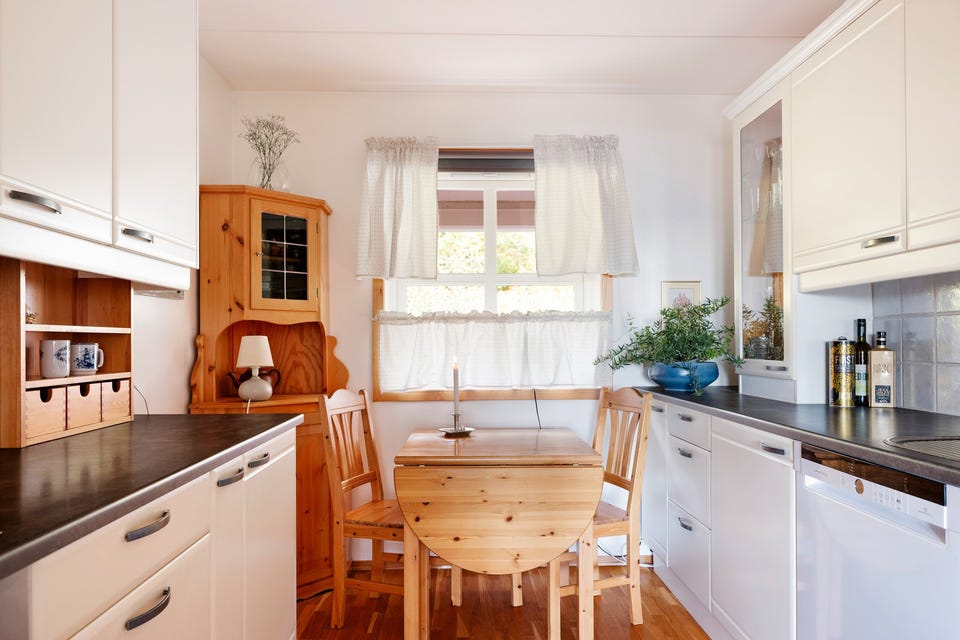 Kjøkkenet har gode arbeidsflater og oppbevaringsmuligheter, og ligger i naturlig tilknytning til oppholdsrommene.
