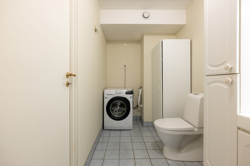 Her er det også opplegg for vaskemaskin. Stuen, badet og soverom 2 ble malt i 2026.