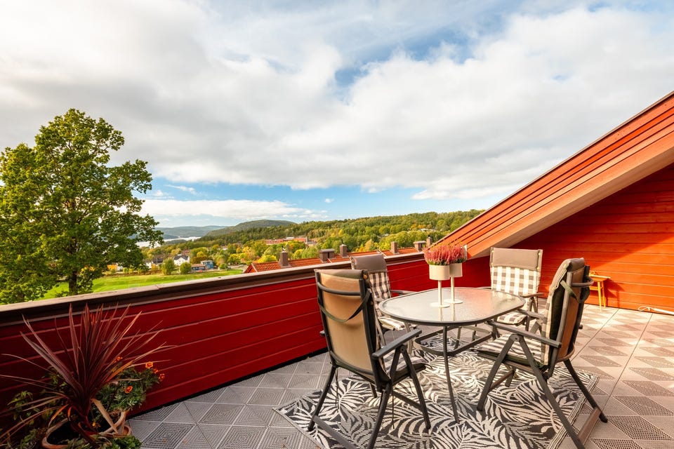 Fra stuen er det utgang til en romslig, vestvendt terrasse på ca. 23 kvm.