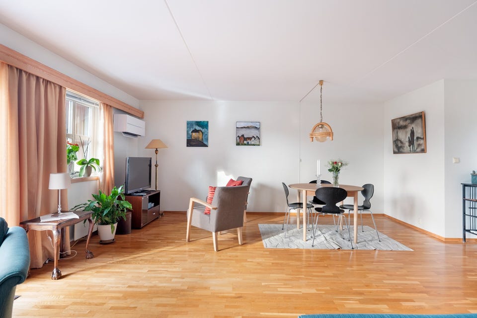 Stuen og spisestuen utgjør boligens naturlige samlingspunkt.