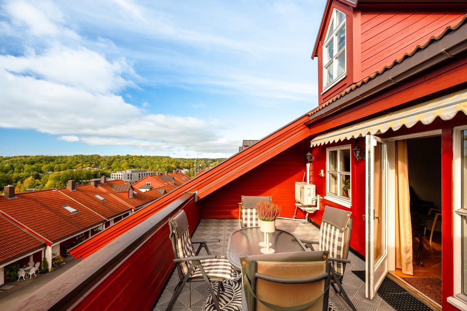 Terrassen er utstyrt med markise, utebelysning og utvendig stikkontakt, og gir gode muligheter for både avslapning og sosiale sammenkomster.