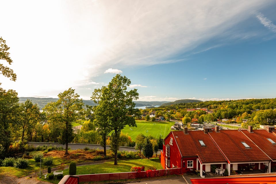 Nærhet til skoler, barnehager, offentlig kommunikasjon og flotte tur- og rekreasjonsområder.