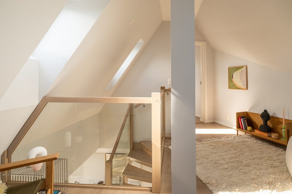 I toppetasjen er det en hyggelig loftstu og 2 soverom.