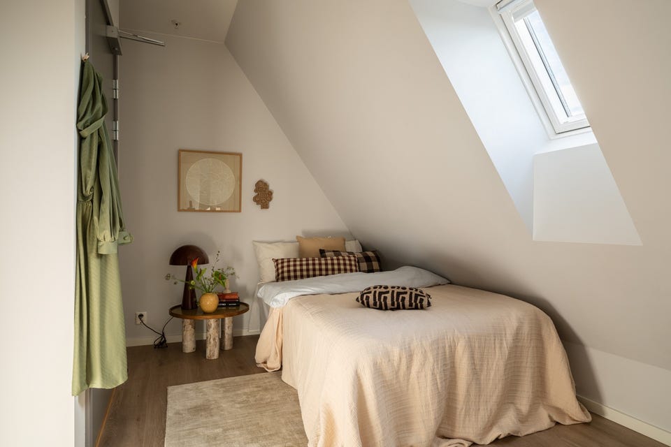 Soverom 1 er et koselig rom med rømningsvei til loft.