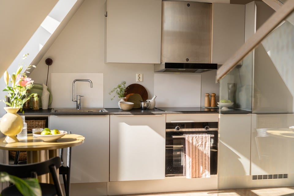 Moderne HTH-kjøkken fra 2019 med integrerte hvitevarer som medfølger i handelen.