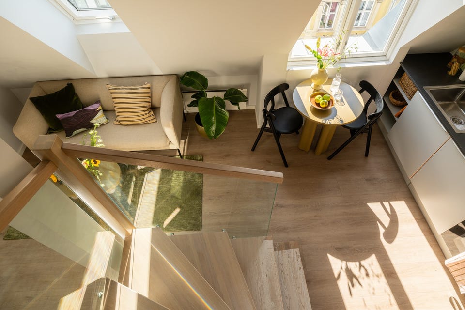 I stuen er det plass til sofa med salongbord og et spisebord.