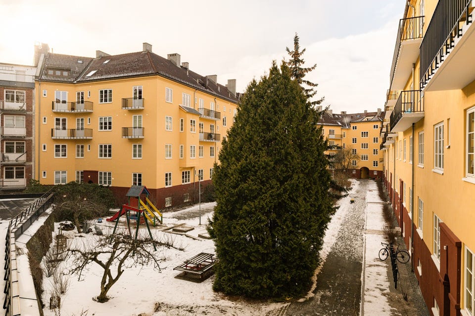Balkongen vender mot rolig bakgård uten biltrafikk.