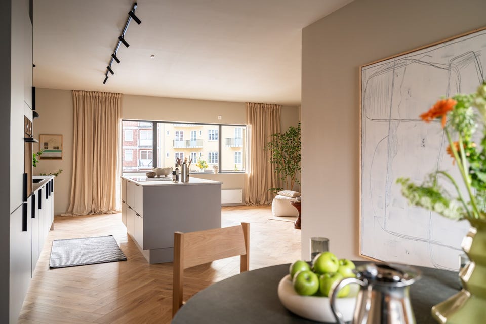 Den gjennomgående planløsningen med store vinduer i begge ender sørger for rikelig med naturlig lys.