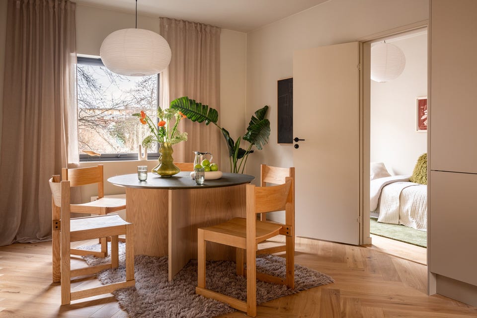 I tilknytning til kjøkkenet er det naturlig plass til et spisebord.