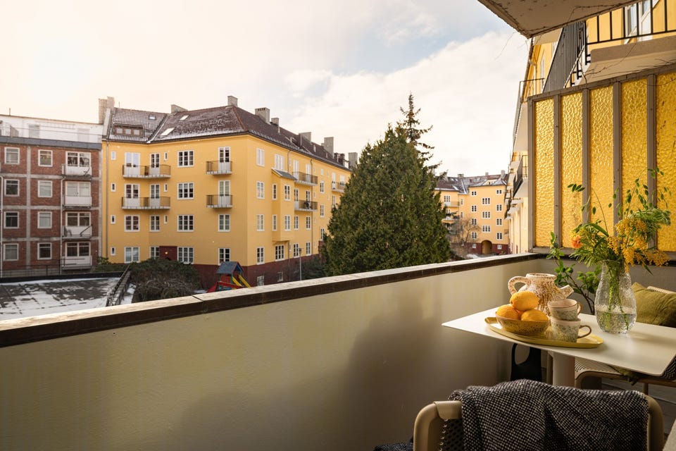 Fra stuen har du utgang til en solrik sydvendt balkong på ca. 5m².