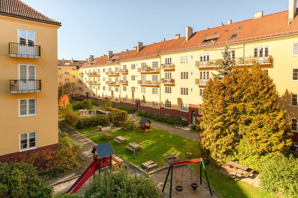 Hyggelig utsyn over en pent opparbeidet bakgård.
