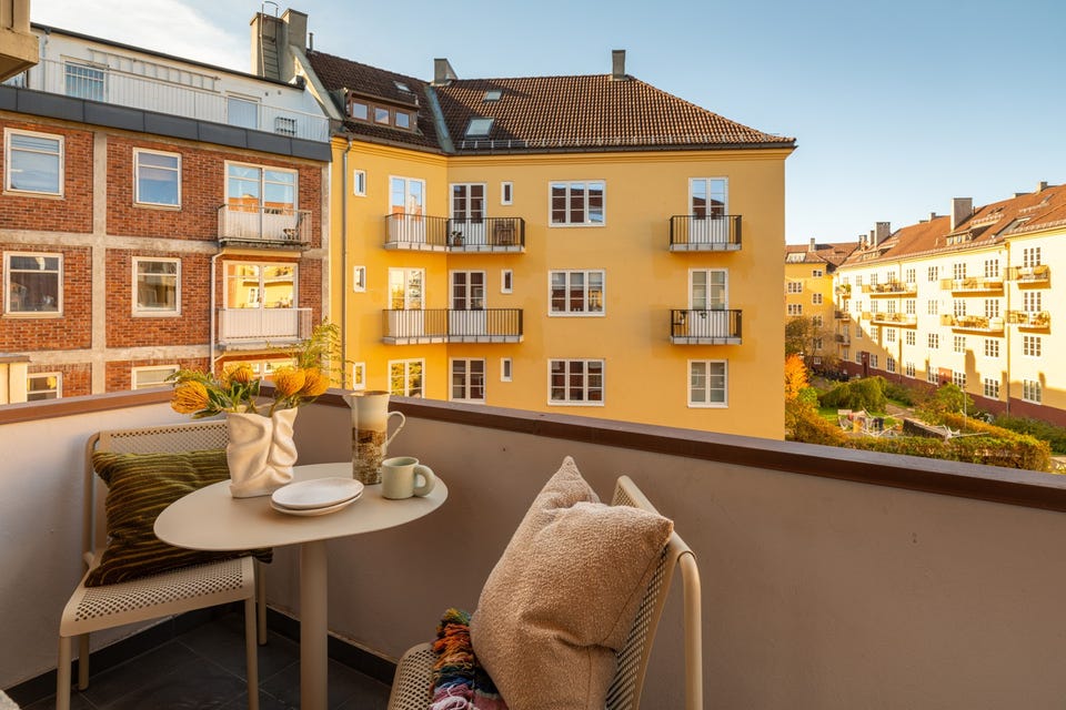 Fra stuen har du utgang til en solrik vestvendt balkong på ca. 3,2m².