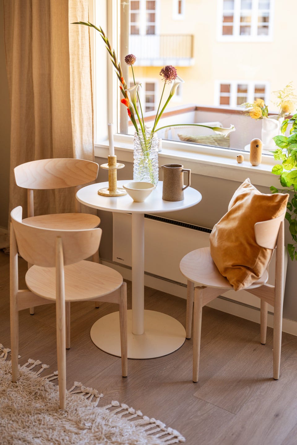 Alle vinduene i leiligheten har fine brede vinduskarmer for planter og dekor.