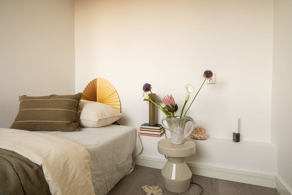 På soverommet er det plass til dobbeltseng med tilhørende nattbord, samt en kommode eller garderobe.