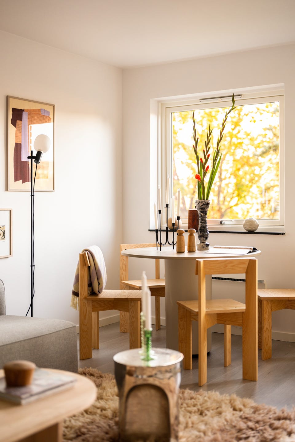 God standard med moderne enstavs laminat på gulv, glatte lysmalte overflater og skjult elektrisk anlegg.