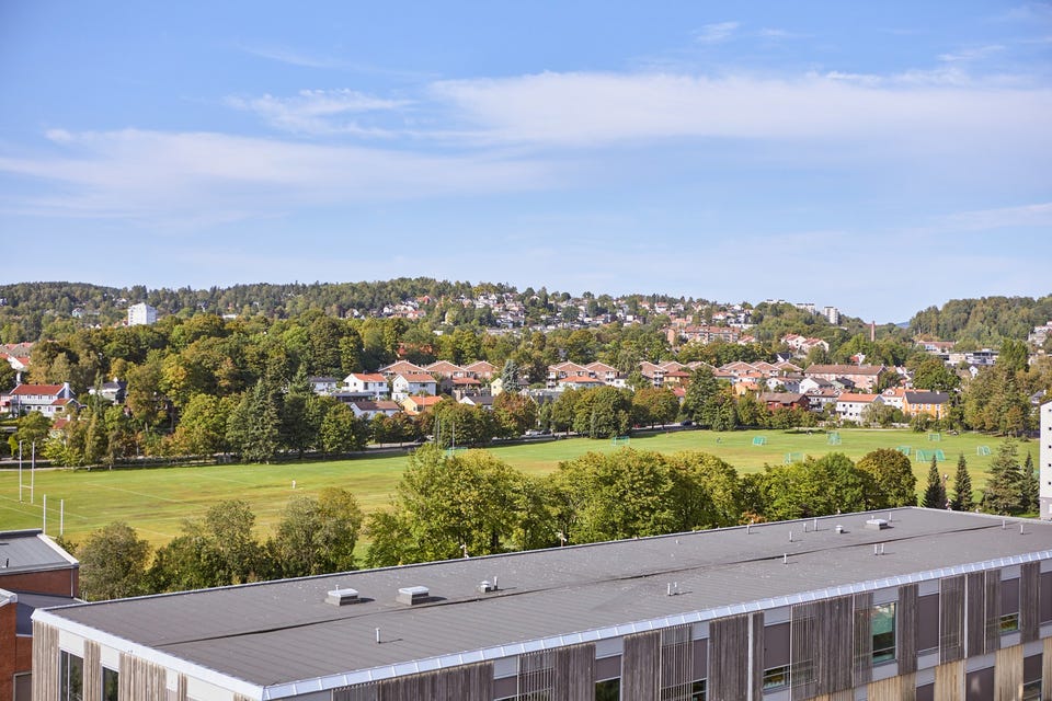 Som beboer har du også tilgang til en stor felles takterrasse med optimale solforhold og fantastisk utsikt!