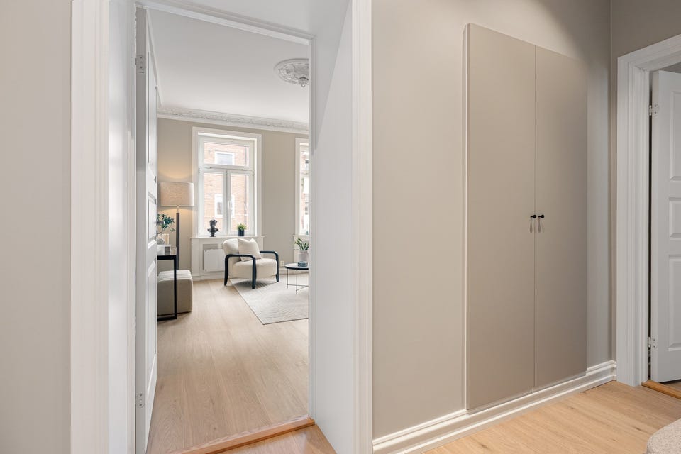 Leiligheten har flere praktiske innvendige skap og lagringsmuligheter. Leiligheten disponerer også en romslig bod i kjeller.