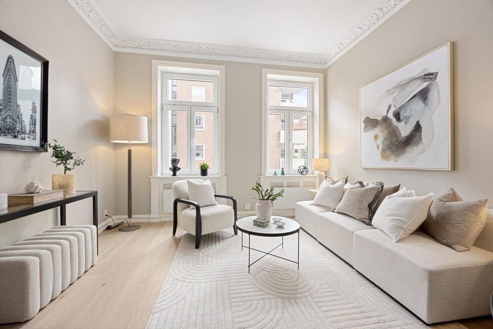 Leiligheten utmerker med en moderne standard kombinert med klassiske detaljer.