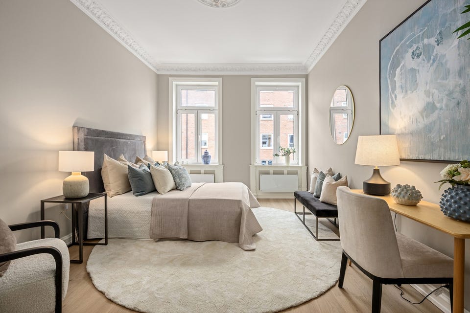 Det er god plass til stor seng, nattbord på begge sider, kommode, skrivepult og annen ønsket møblering på soverommet.