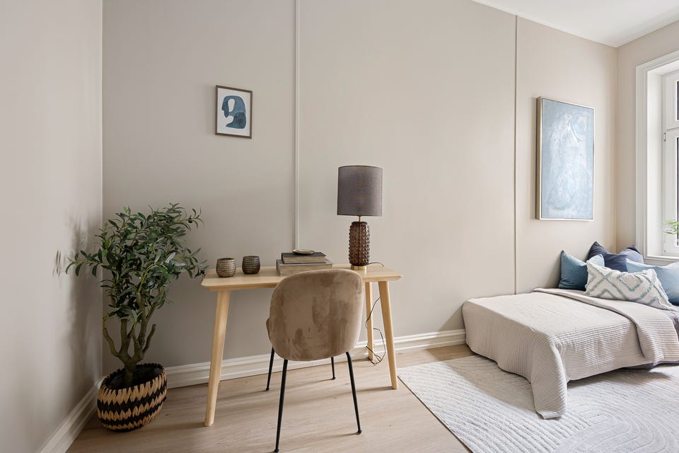 Soverom II med plass til seng, nattbord, skrivebord og garderobe.