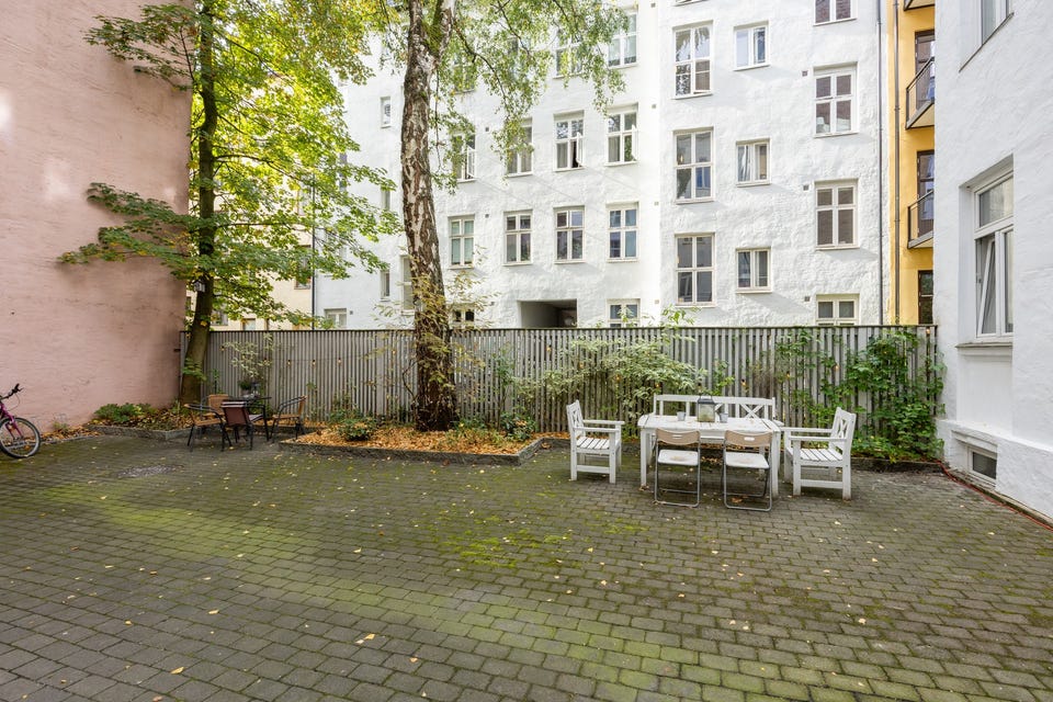 Adkomst til oppgangen via lukket felles bakgård.