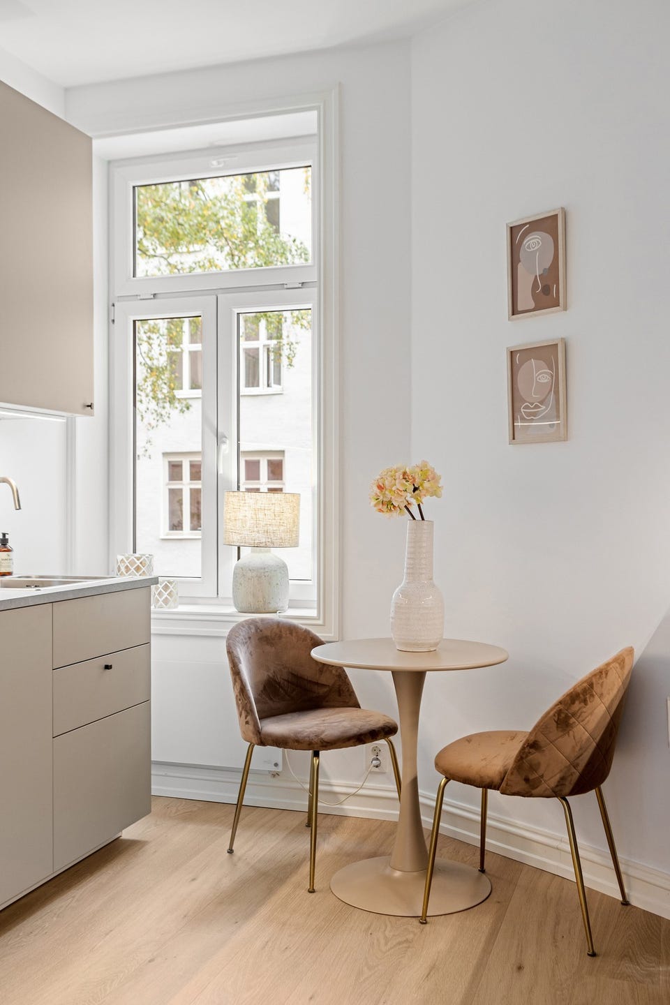 Kjøkken vender mot rolig bakgård. Her kan du nyte frokosten og morgenkaffen.