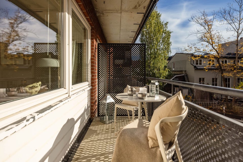 Fra stuen er det utgang til en solrik sydvendt balkong på 5m².