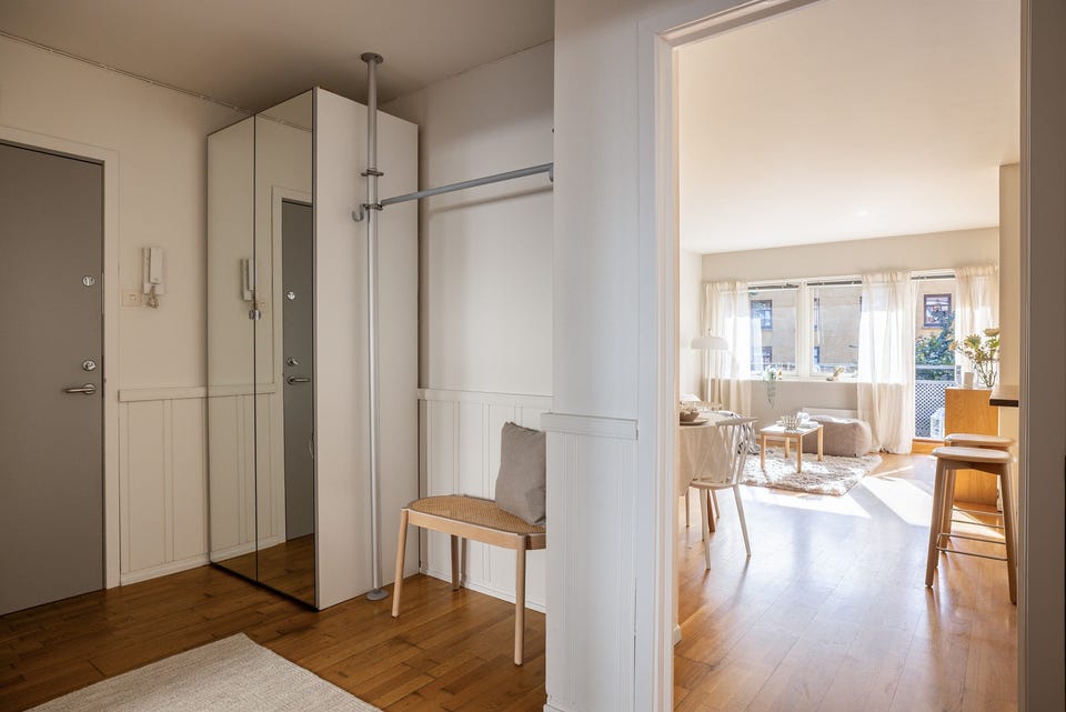 I entréen er det god oppbevaringsplass i medfølgende garderobeskap med speildører, samt ytterligere plass til sko og oppheng av yttertøy ved siden av.