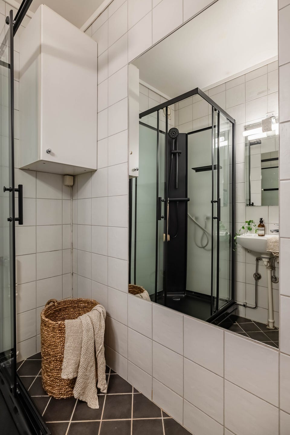 I hjørnet er det plass og opplegg for vaskemaskin, samt oppbevaringsplass i vegghengt skap over.