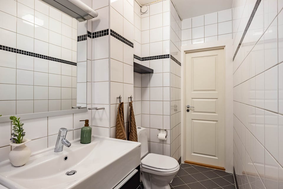 På badet er det varmekabler på gulvet.