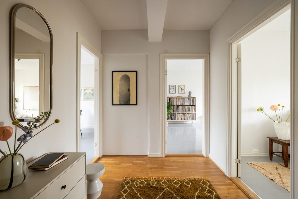 Entre med plass til det man behøver i det daglige. Leiligheten disponerer i tillegg en loftsbod kun en liten trapp opp og en bod i kjeller.