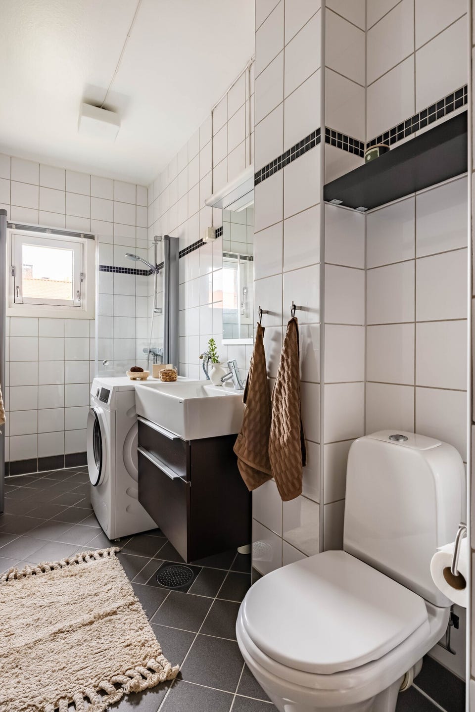 Badet har opplegg for vaskemaskin.