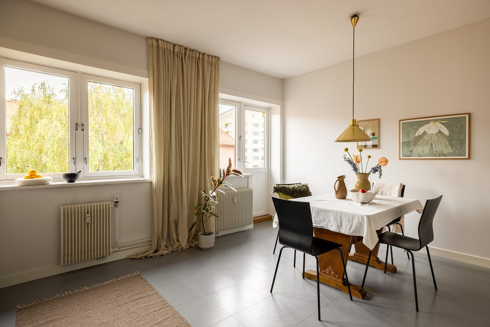 Opprinnelig var det en vegg her mellom kjøkkenet og det som tidligere var leilighetens andre soverom. Det er mulig å tilbakeføre til denne planløsningen om ønskelig.