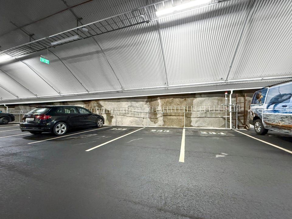 Parkeringsplass i felles parkeringshus kan leies mot et tillegg på 1.800 kr per måned.