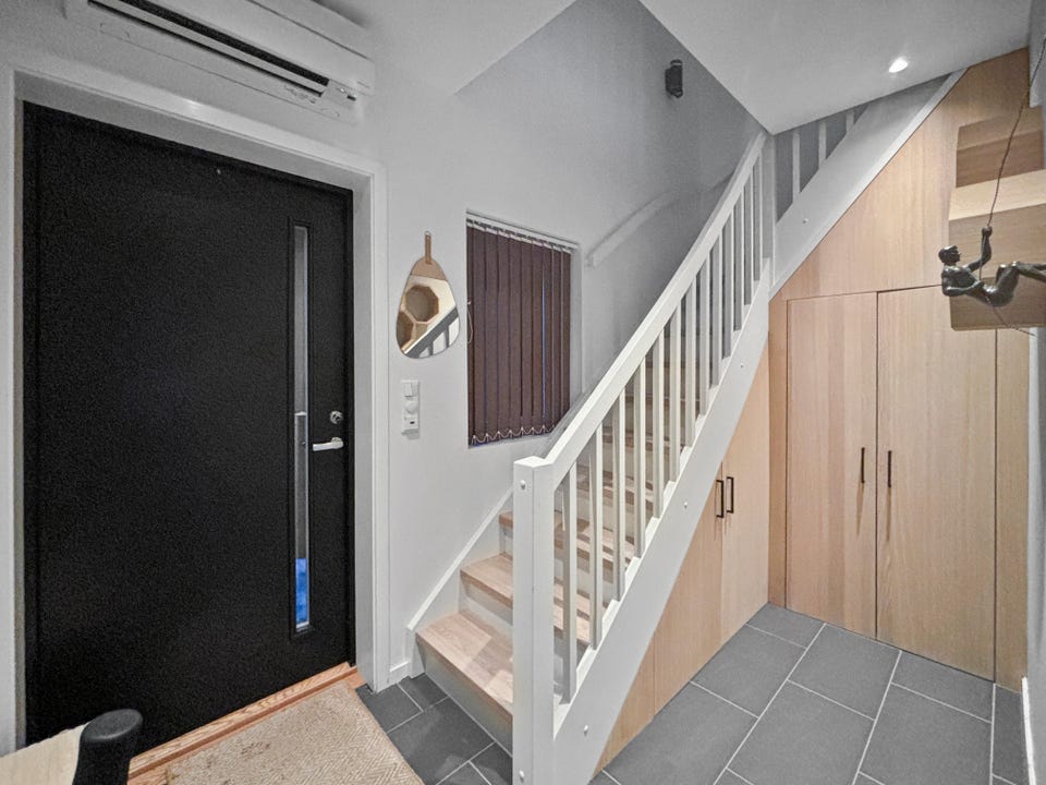Gangen har god plass med smart oppbevaring under trappen.