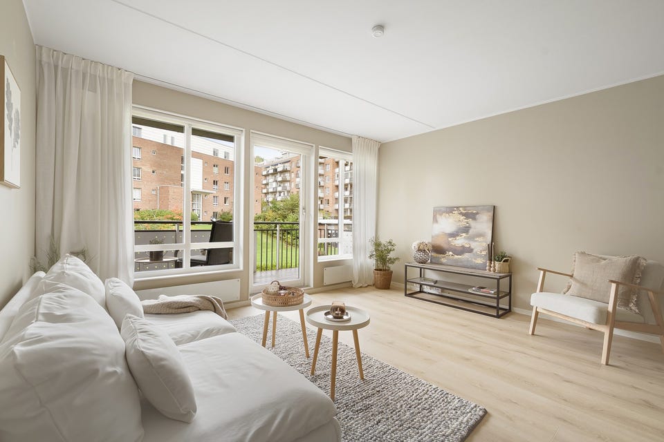 Det er gode møbleringsmuligheter, med plass til sofagruppe med tilhørende møblement, tv-seksjon og spisebord.