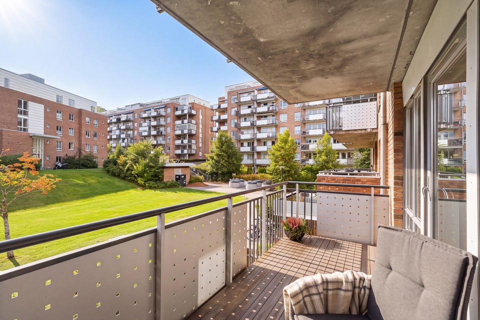 Balkongen er på 8m² og har god plass til sittegruppe, grill og beplantning (KI Innhold).