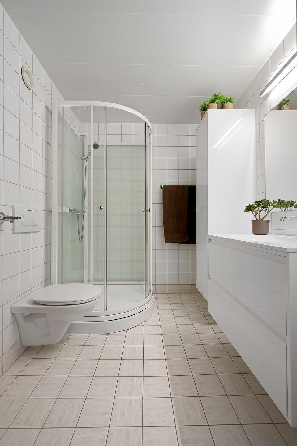Badet er nylig fikset etter forsikringssak - Byttet ut fliser.