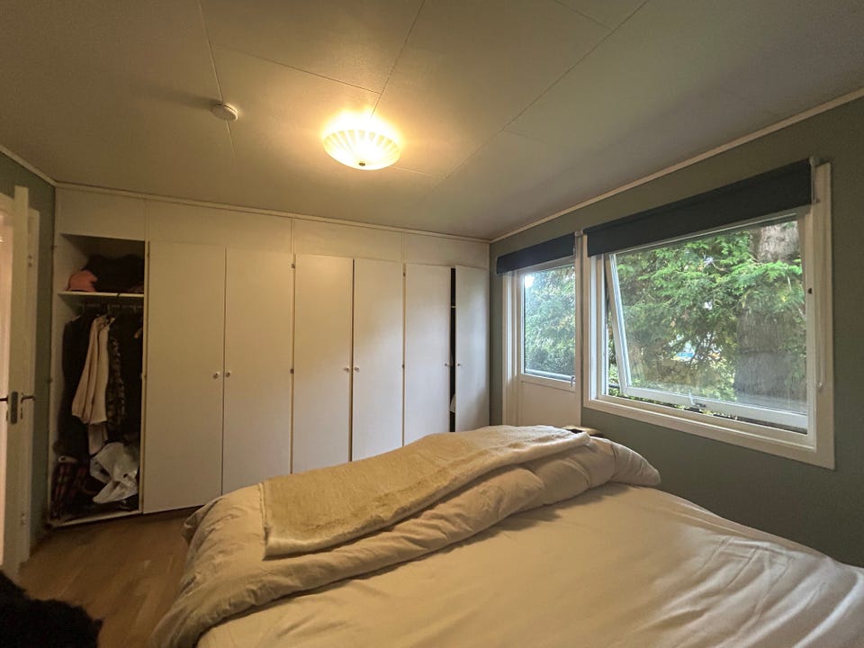 Mye skap med plass til oppbevaring av klær og utgang til veranda.