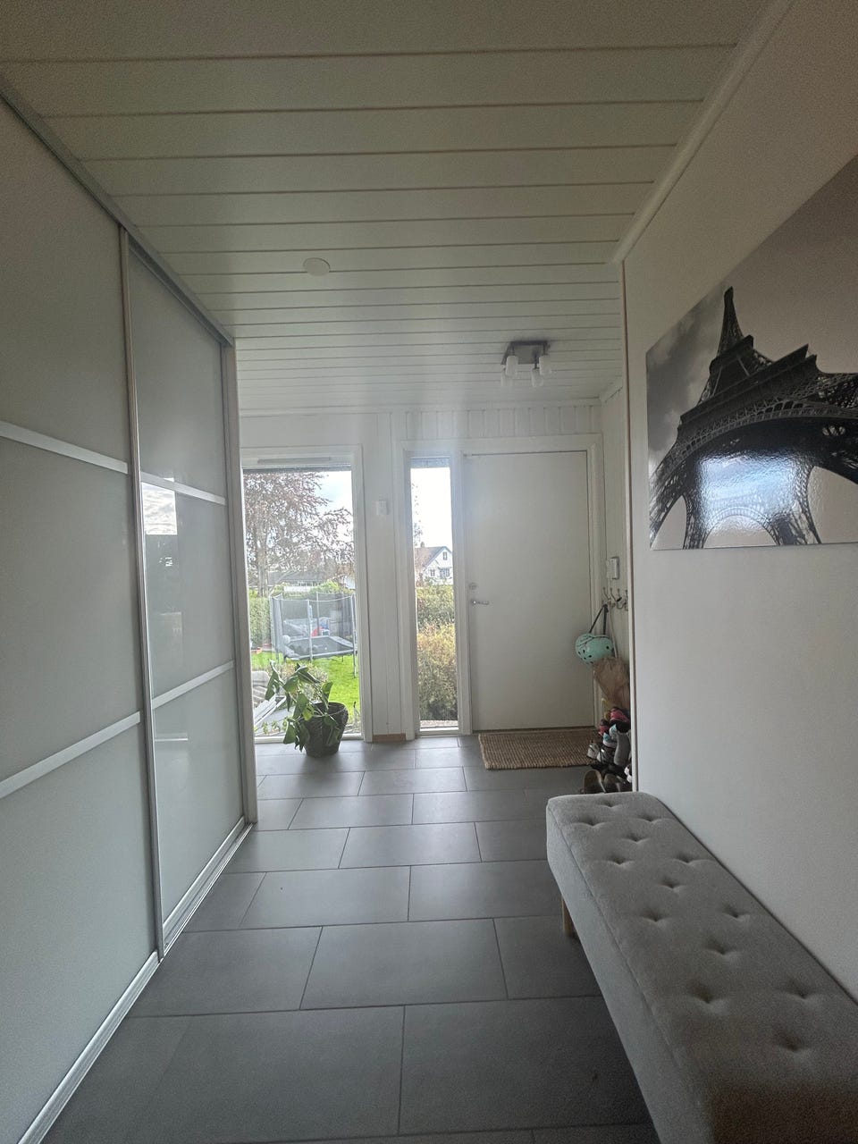 Stort inngangsparti med skyvedørsgarderobe og mye plass